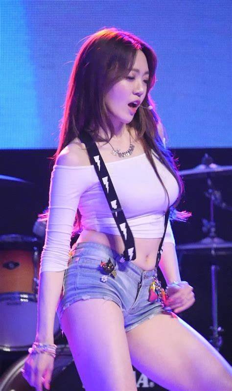 duyVLnq4 Eunsol Park - Korean KPop Girl - Bambino Dancer 37.jpg